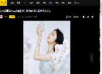 谭松韵着蓝水晶孔雀礼裙清新靓丽 波浪卷发宛如公主