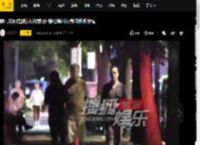 廖凡夜间在路边听歌散步 穿松垮衬衫身材微微发福
