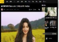 章若楠身穿抹胸裙青春灵动 漫步花田好似一幅油画