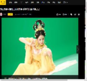 热巴身穿米黄色古风裙热舞 手捧花篮眼神亮晶晶